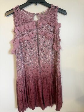 gimmicks by BKE Mauve Floral Crochet-Trim sleeveless Boho Chic blouse size Med